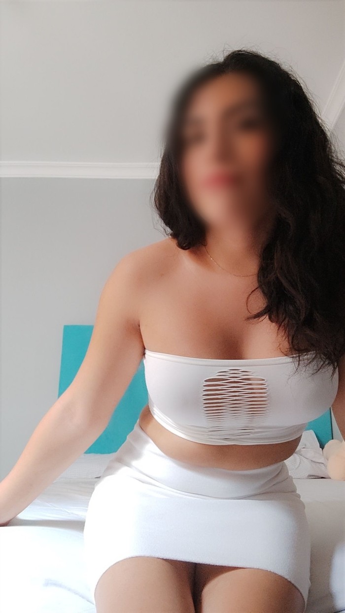 TRANS LATINA JOVENCITA Y CACHONDA EN VECINDARIO
