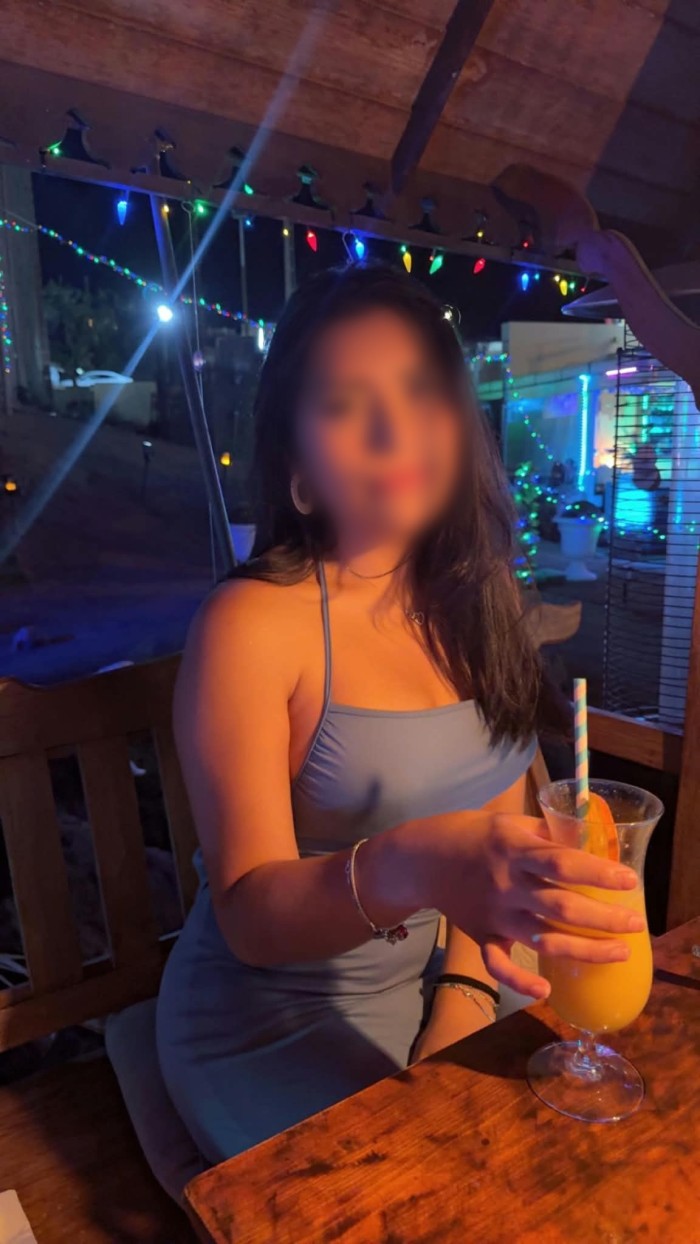 TRANS LATINA JOVENCITA Y CACHONDA EN VECINDARIO