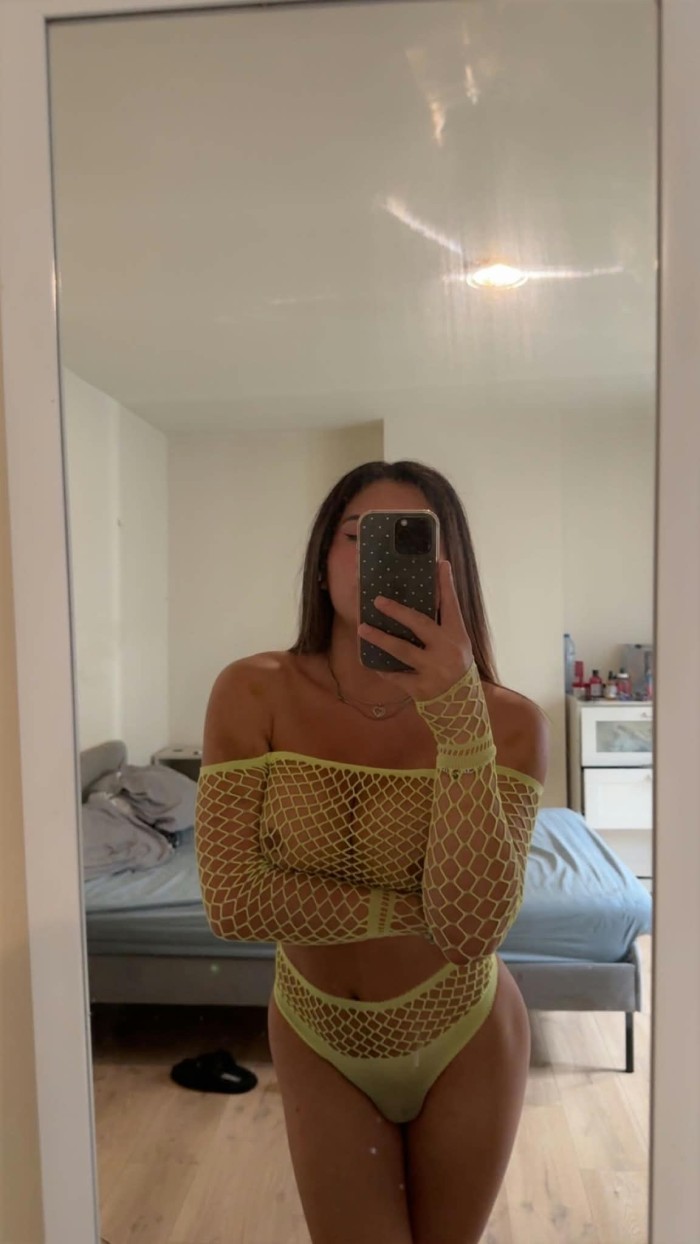 TRANS LATINA JOVENCITA Y CACHONDA EN VECINDARIO