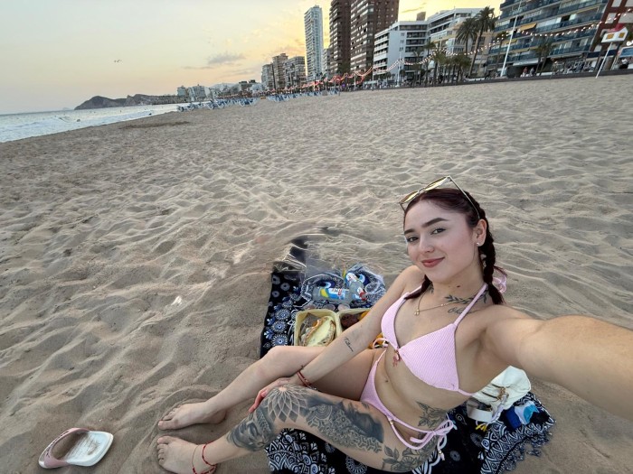 CARLA,ACABO DE LLEGAR PARA LA FIESTA EN ALICANTE