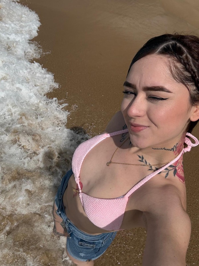 CARLA,ACABO DE LLEGAR PARA LA FIESTA EN ALICANTE