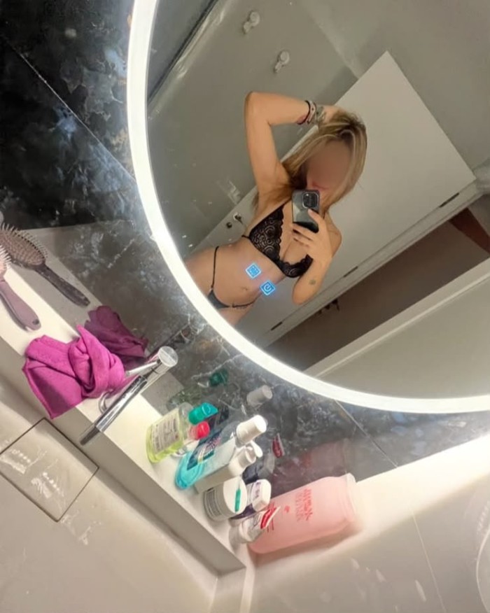 Hermosa Mili experta en masaje prostatico