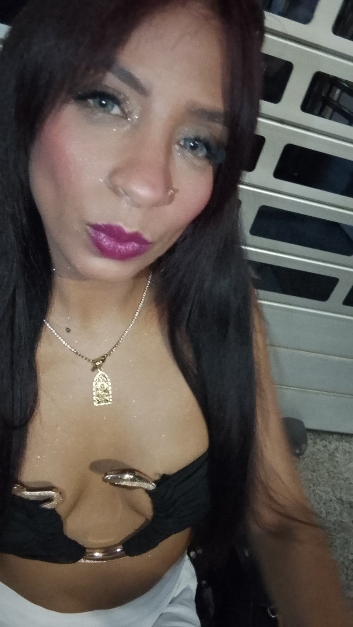 Jovencita con ganas de fiesta rica bebe