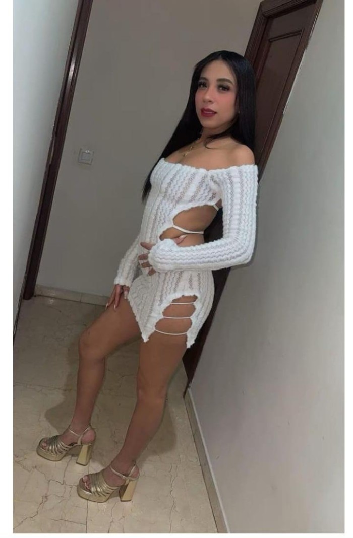 Jovencita con ganas de fiesta rica bebe