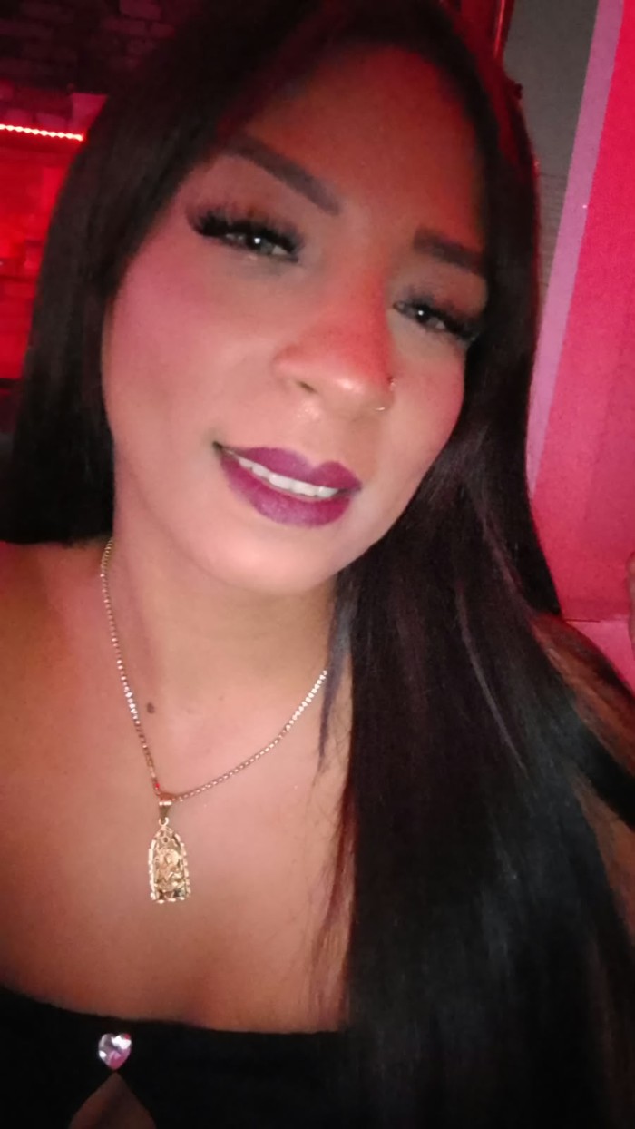 Jovencita con ganas de fiesta rica bebe
