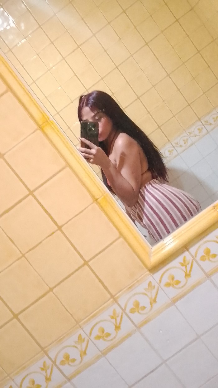 Jovencita con ganas de fiesta rica bebe