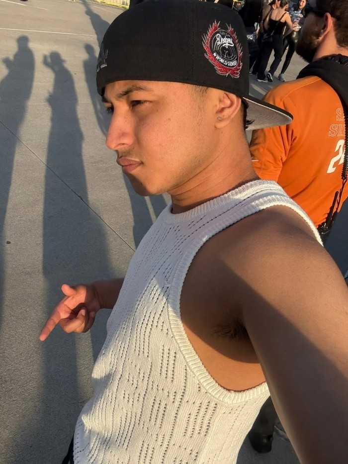 Moreno latino recién llegado a la