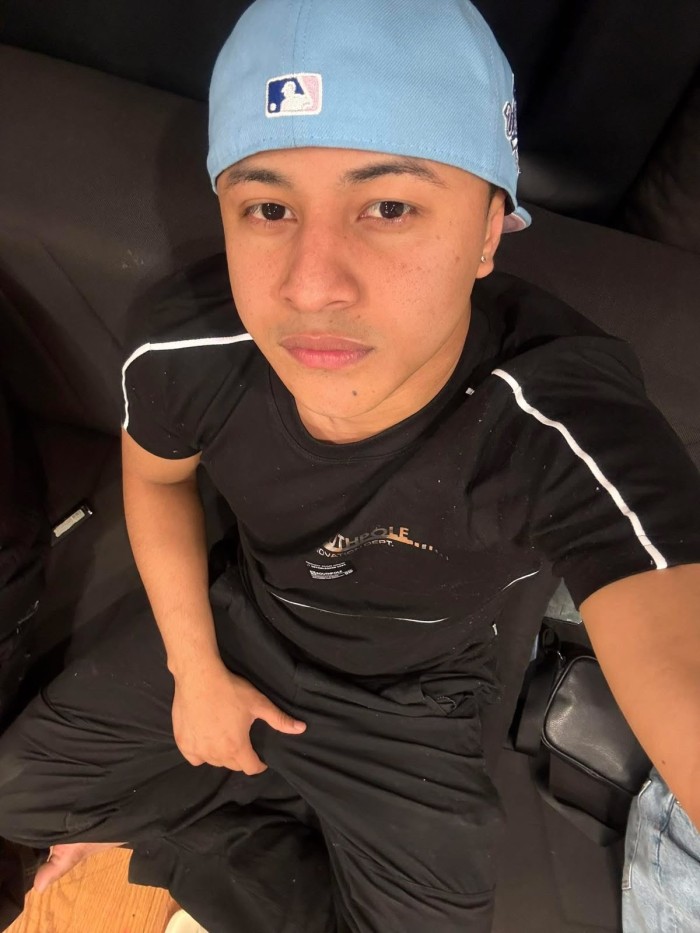 Moreno latino recién llegado a la