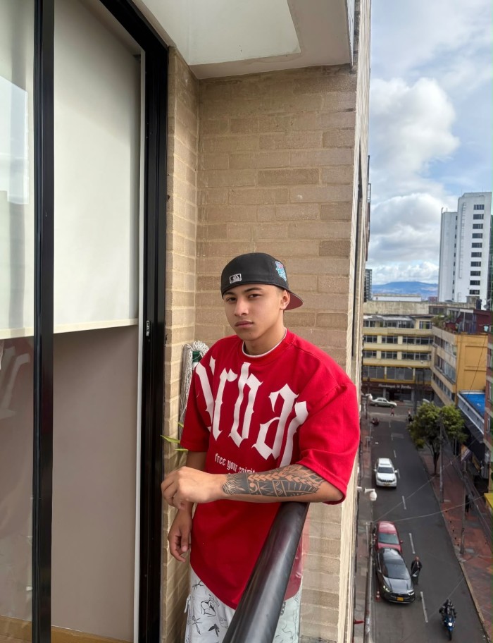 Moreno latino recién llegado a la