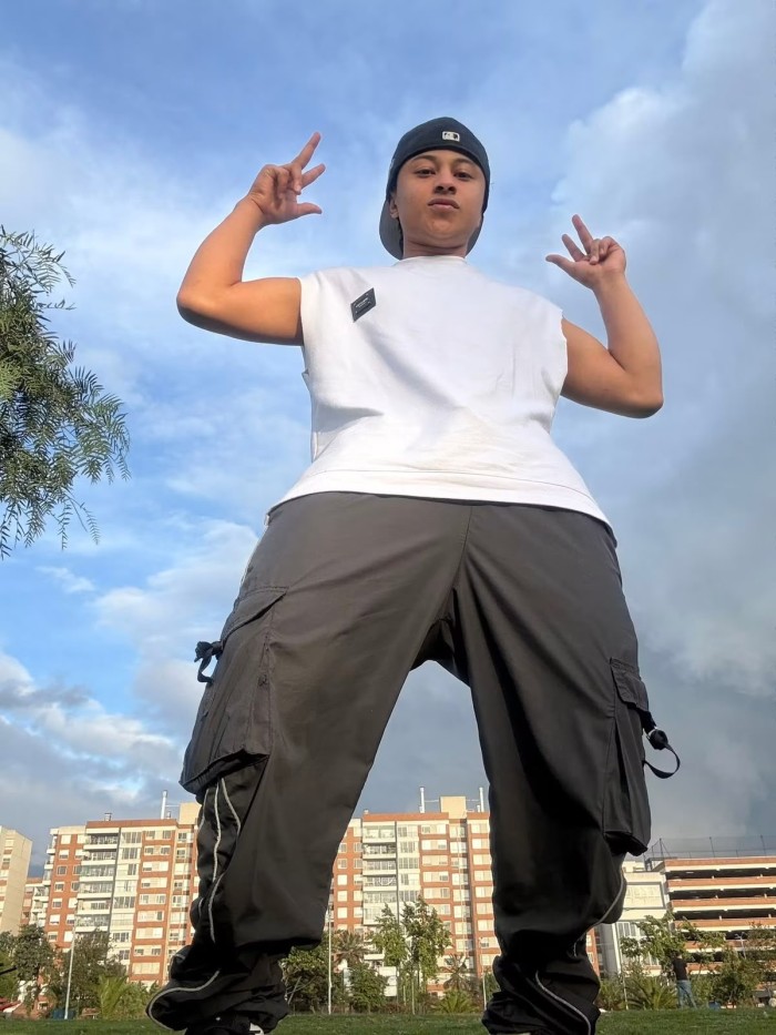 Moreno latino recién llegado a la