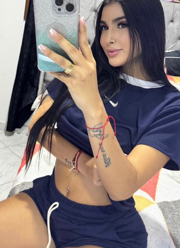 Camila sexy atrevida y muy juguetona