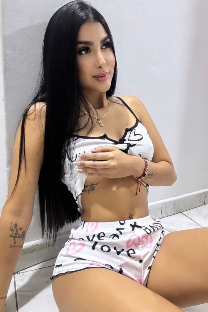 Camila sexy atrevida y muy juguetona