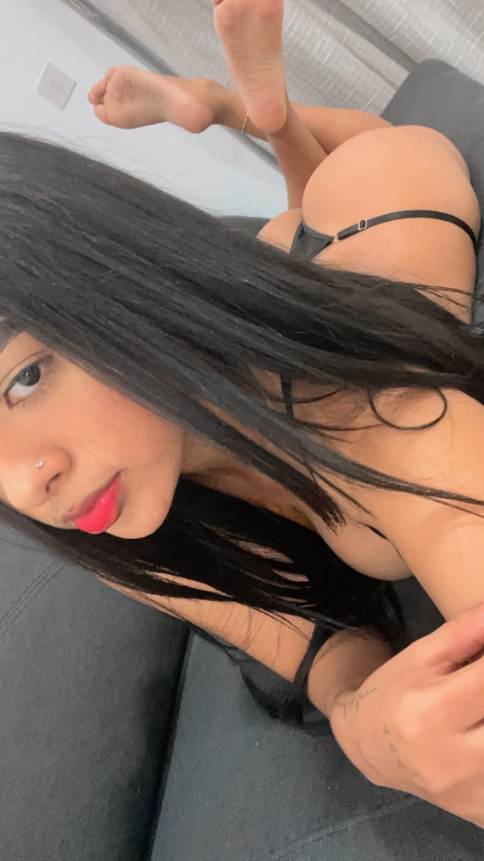 NIÑATA JUGUETONA MORENA DE 18 AÑOS