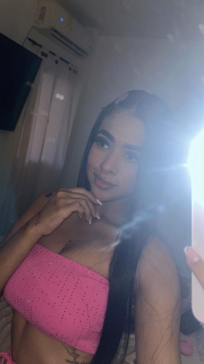 NIÑATA JUGUETONA MORENA DE 18 AÑOS