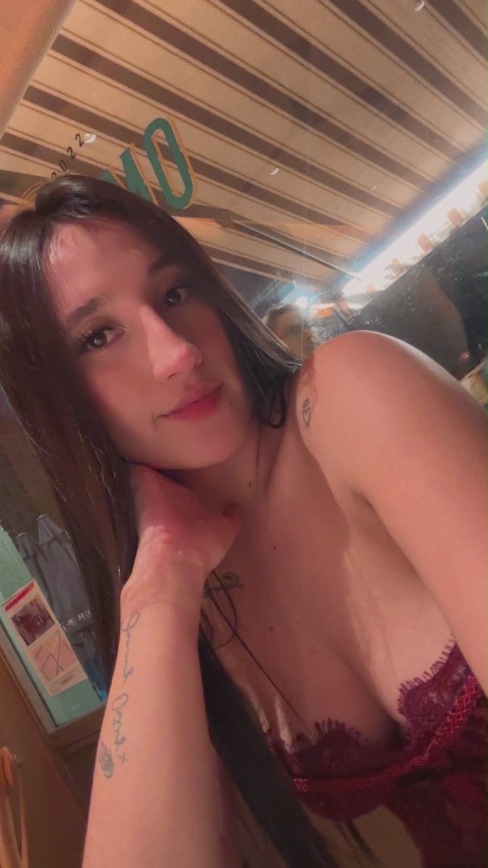 LATINA FOJOSA Y JUGUETONA