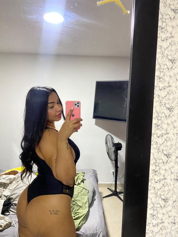 Colombiana joven y excitada