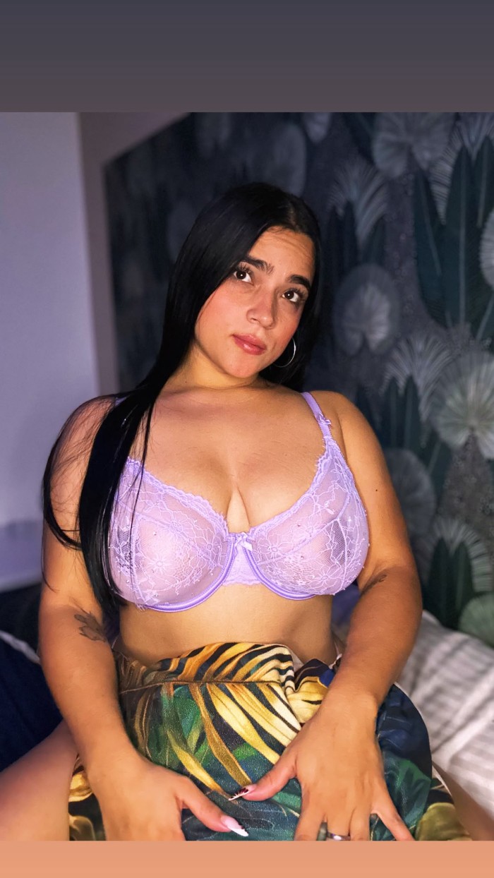 HERMOSA LATINA PURO ENCANTO CON MALICIA
