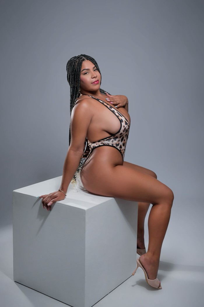 QUIERO QUE TE CORRAS EN MIS RICAS TETAS