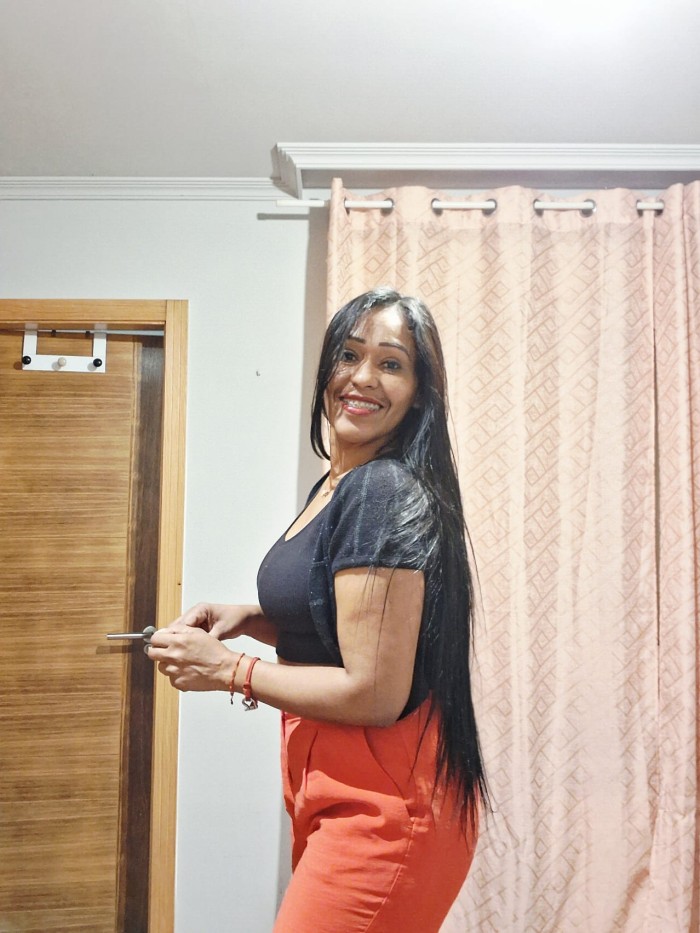 UNA LATINA ,MUY ESPECIAL, UNA BOMBA