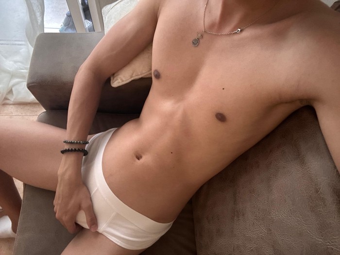 VEN Y PRUEBA ESTE POLLON LATINO CON MUCHO AGUANTE