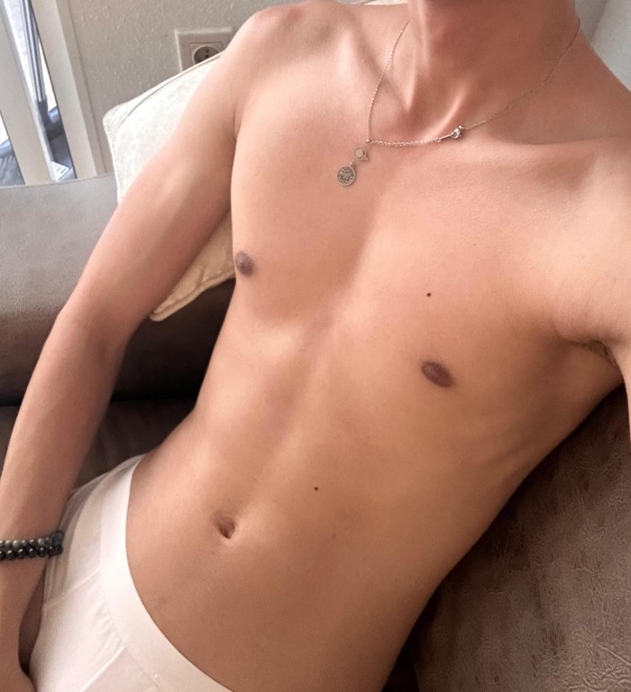 VEN Y PRUEBA ESTE POLLON LATINO CON MUCHO AGUANTE