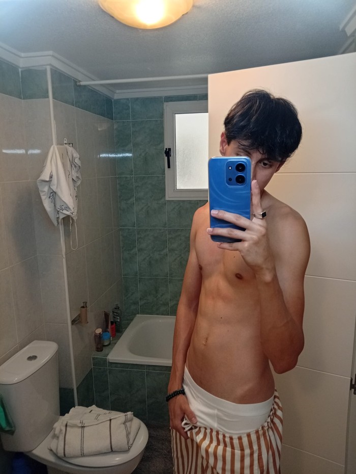 VEN Y PRUEBA ESTE POLLON LATINO CON MUCHO AGUANTE