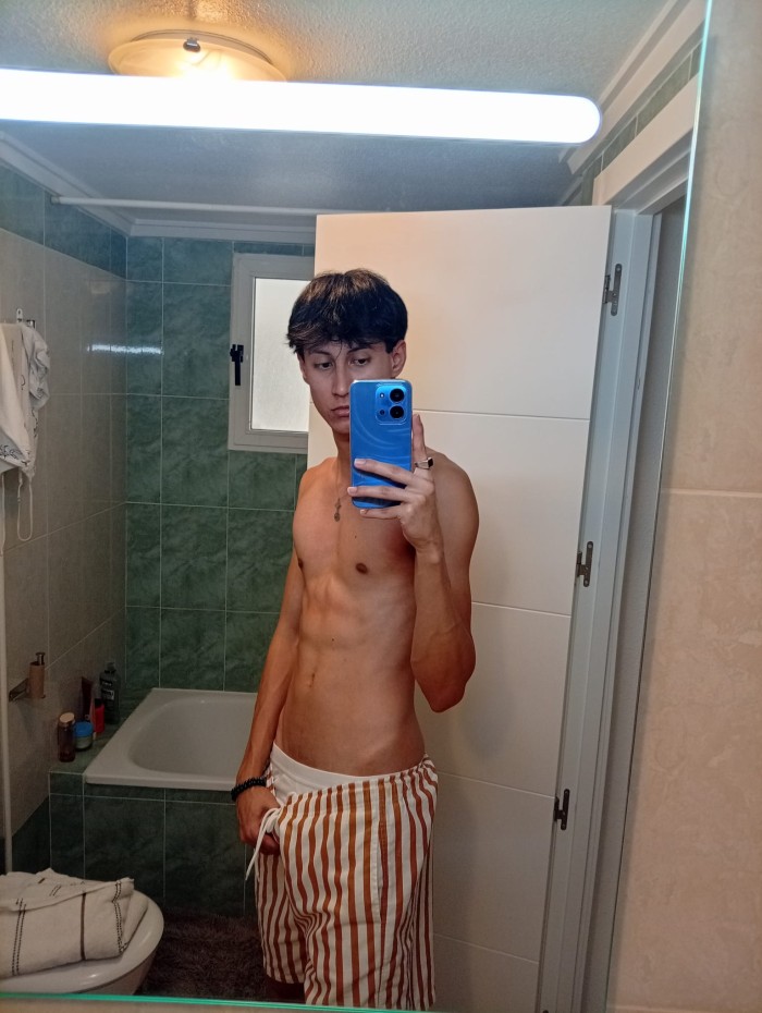 VEN Y PRUEBA ESTE POLLON LATINO CON MUCHO AGUANTE