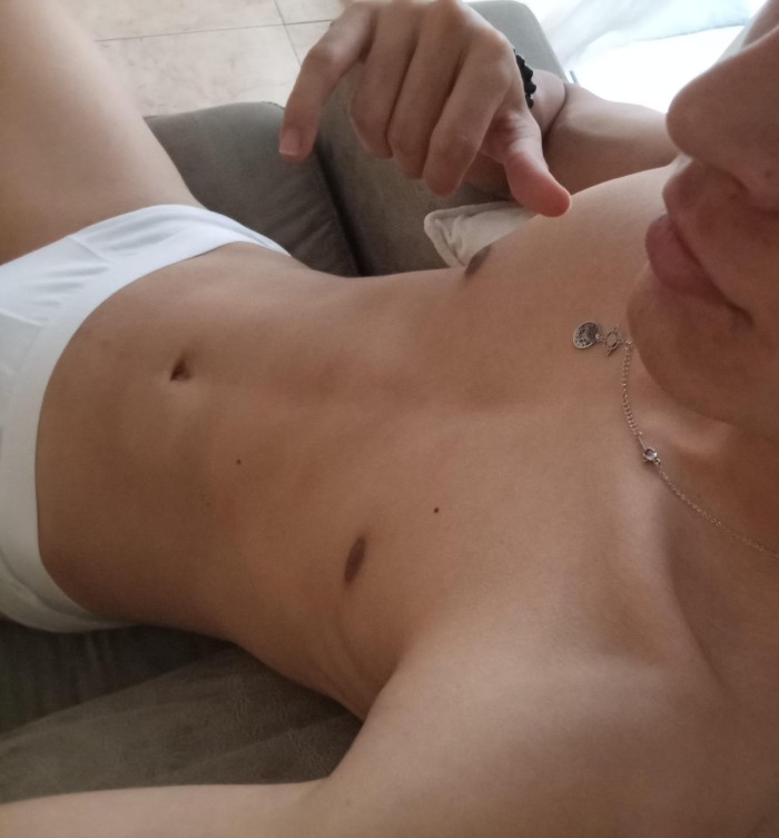 VEN Y PRUEBA ESTE POLLON LATINO CON MUCHO AGUANTE