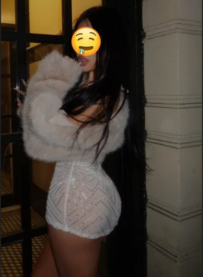 Chica joven morena latina novedad