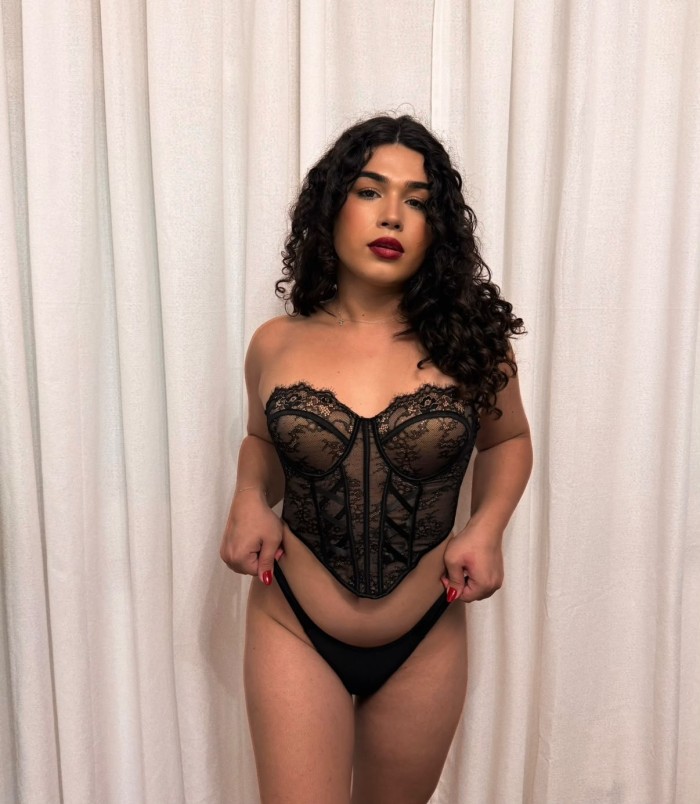 CHICA TRANS LECHERA CON DELICIOSO REGALO FIESTERA