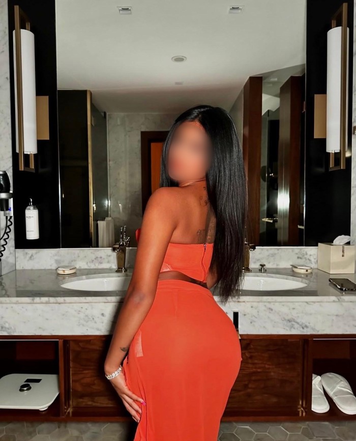 COLOMBIANA MORENITA CALIENTE NUEVA EN LAS CANTERAS