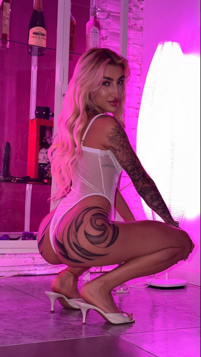 VEN Y DISFRUTA DE ESTE DELICIOSO COÑITO ESTRECHO
