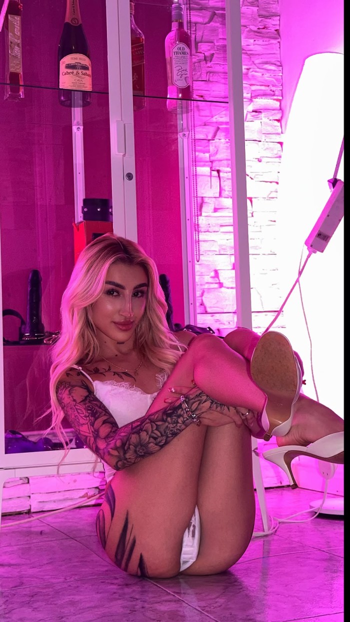VEN Y DISFRUTA DE ESTE DELICIOSO COÑITO ESTRECHO