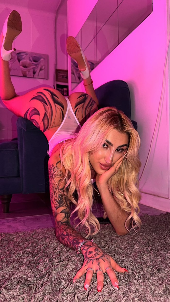 VEN Y DISFRUTA DE ESTE DELICIOSO COÑITO ESTRECHO