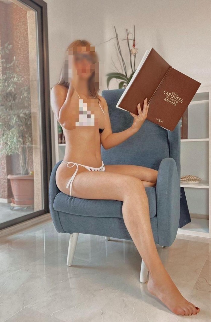 Dulce y sensual jovencita en La Coruña