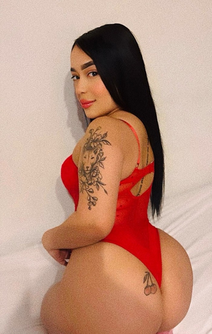 UNA LATINA CALIENTE Y CACHONDA