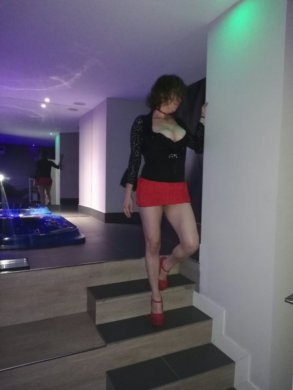 CAMILA FIESTERA DISPONIBLE EN ARTES