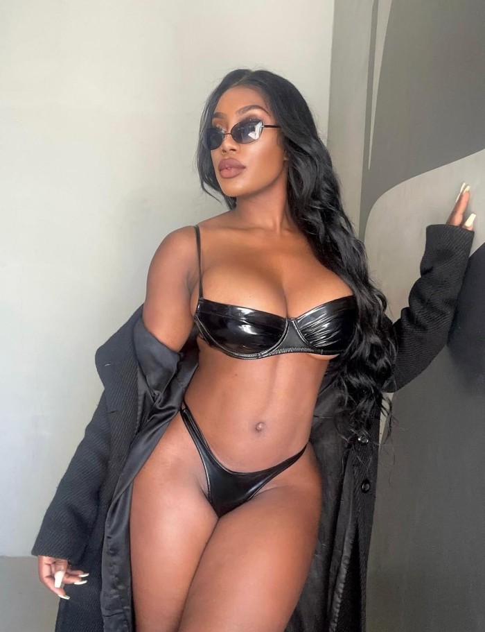 LATINA MORENA Y MUY CALIENTE