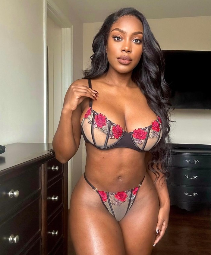 LATINA MORENA Y MUY CALIENTE