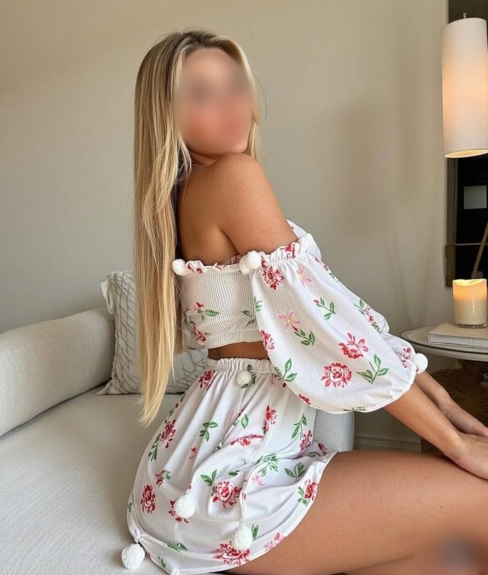 Rubia sexy , cariñosa e implicada besos