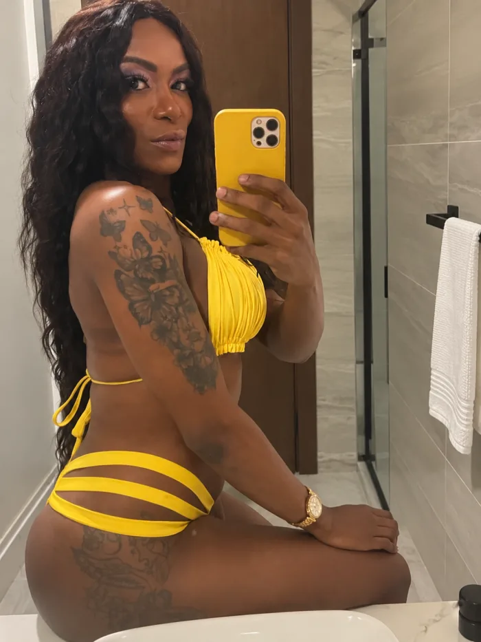 BRASILEÑA FEMENINA MULATA