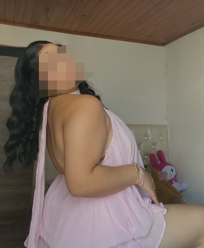 LINDA MORENA CON CURVAS MUY CACHONDA Y FIESTERA