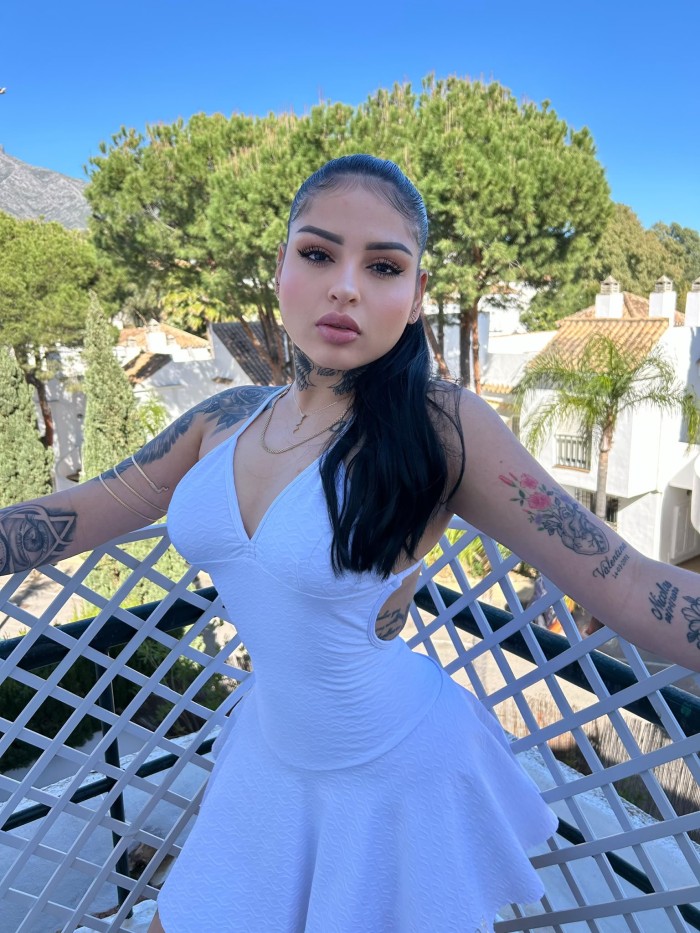 Hermosa colombiana con curvas de infarto