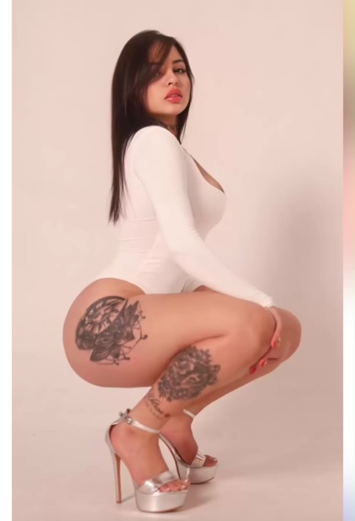 Hermosa colombiana con curvas de infarto
