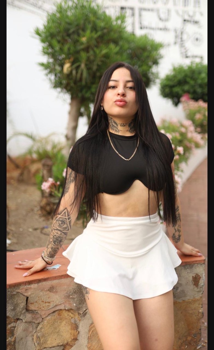Hermosa colombiana con curvas de infarto