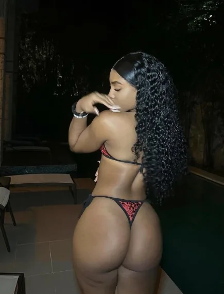 DE REGRESO, MORENA EXOTICA, ENCANTADORA