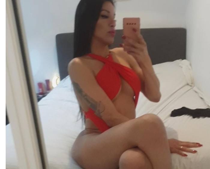 LEYLA  CACHONDA CULASO CON PERNAS LARGAS Y 20CM