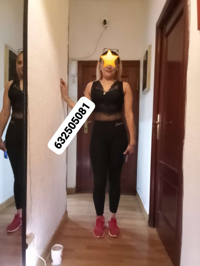 Golosa Sara rubia pelo largo