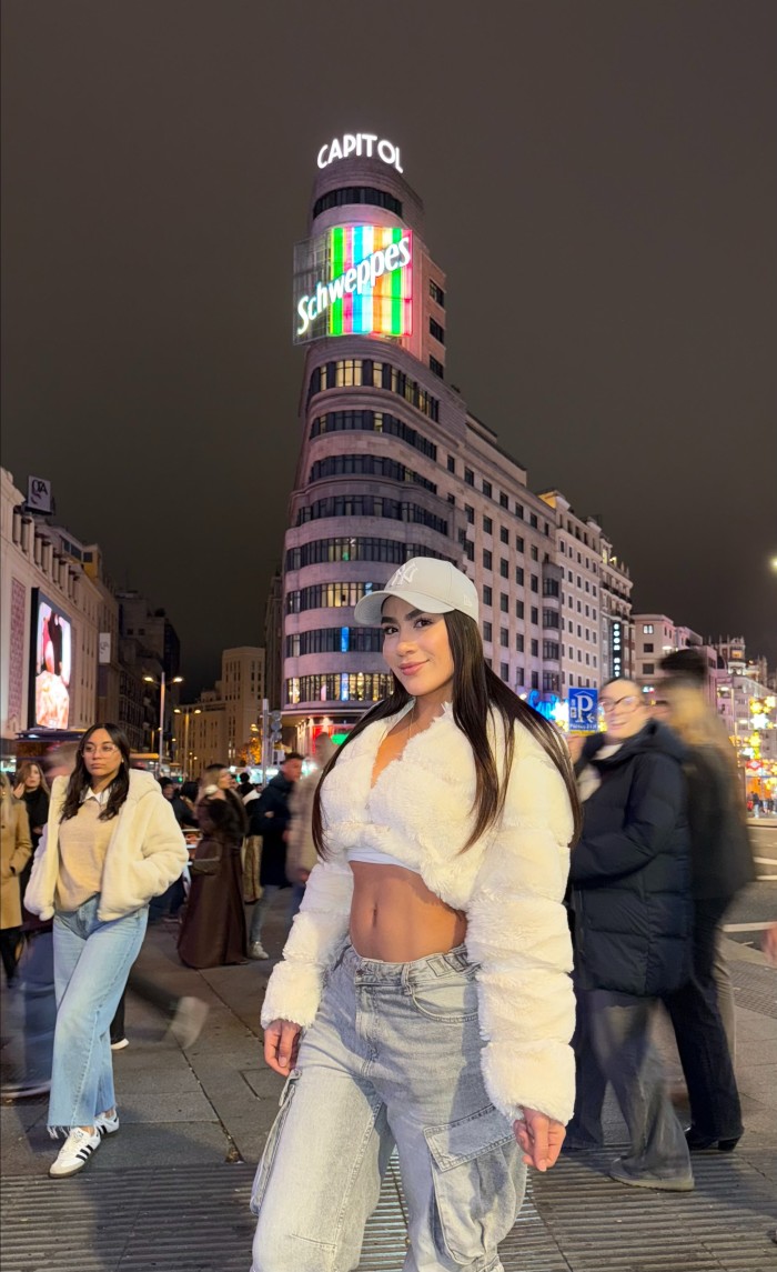 Guapísima Srta insaciable fiestera y cañera