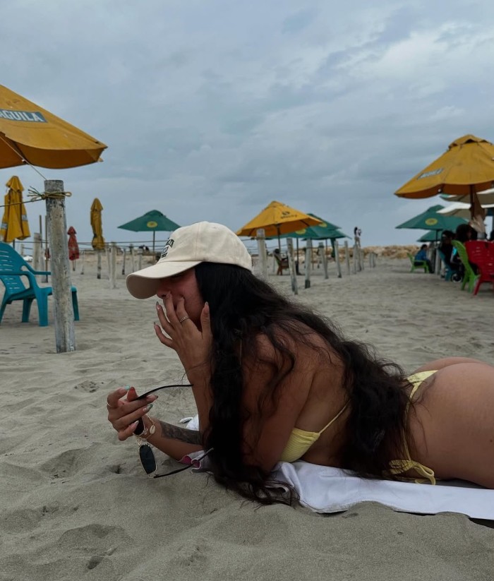 Noa jovencita juguetona